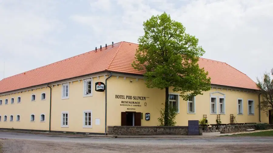 Pod Sluncem – hotel, Třebíz