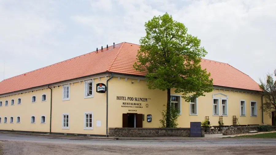 Pod Sluncem – hotel, Třebíz