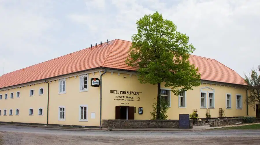 Pod Sluncem – hotel, Třebíz