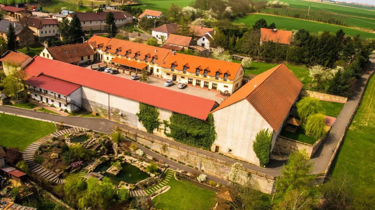 Hotel Lony – hotel, Mochov
