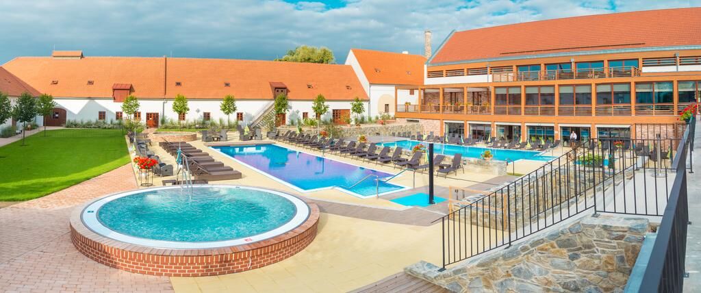 Zámek Valeč – hotel, Valeč