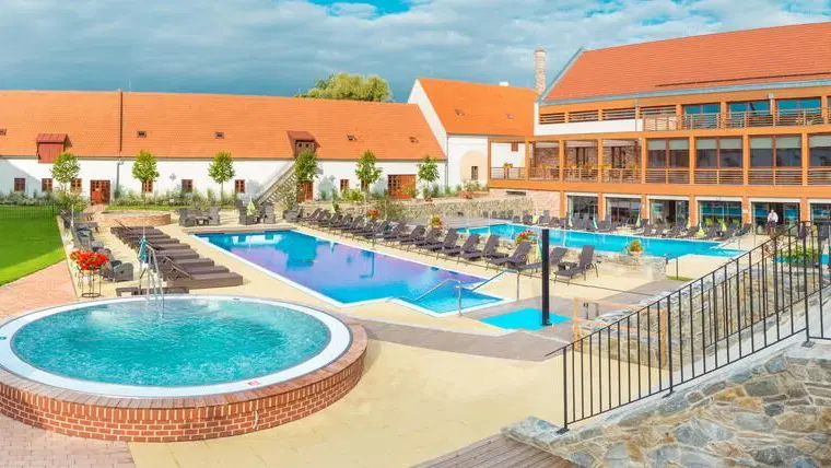 Zámek Valeč – hotel, Valeč