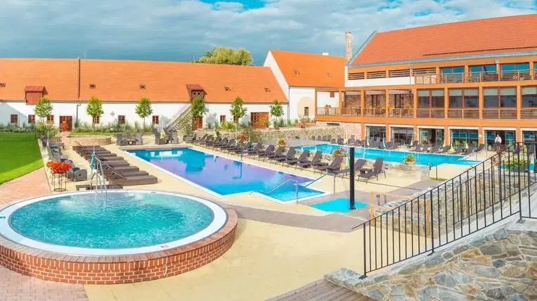 Zámek Valeč – hotel, Valeč