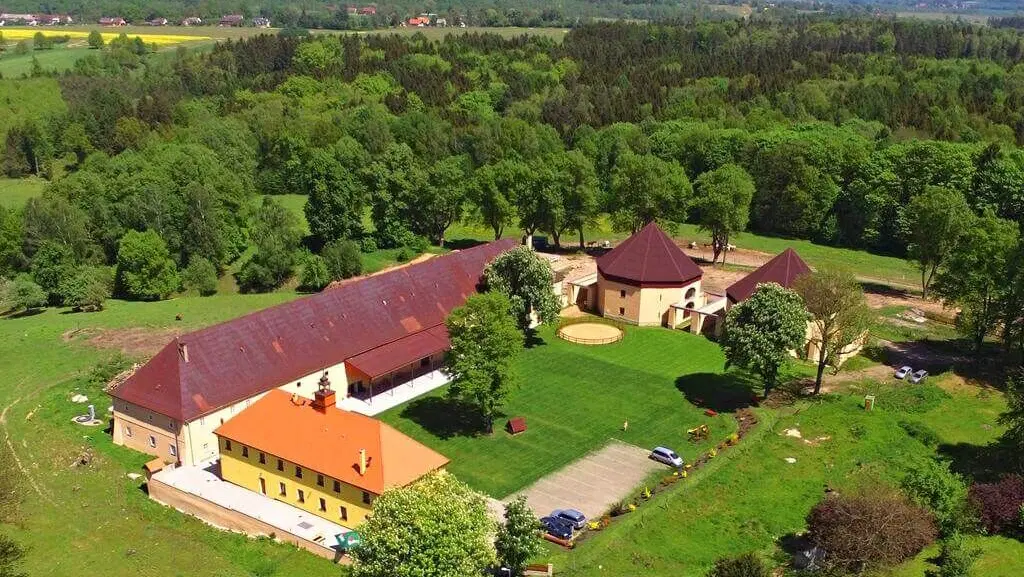 Zámecký Dvůr Černousy – penzion, Frýdlant