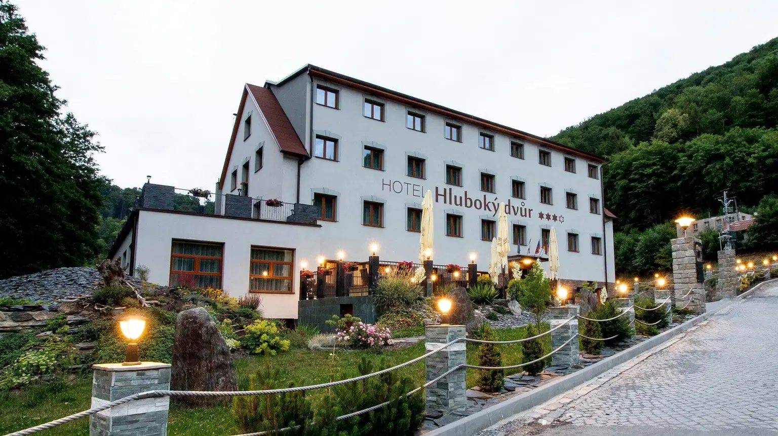 Wellness Hotel Hluboký Dvůr – hotel, Hlubočky