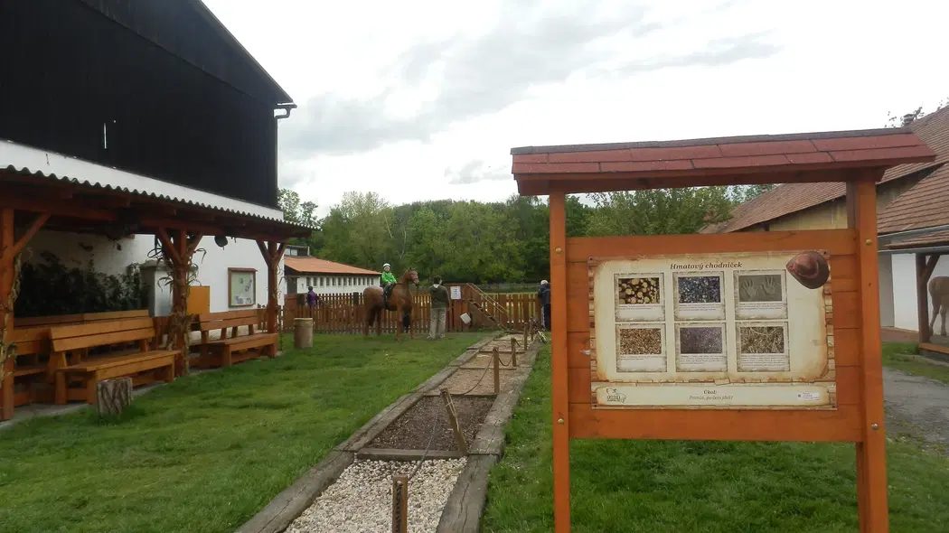 Farma Apolenka – zoo a farmy, Spojil