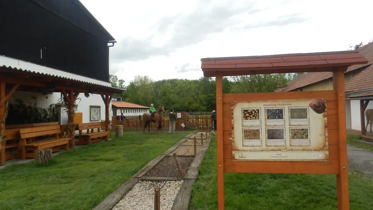 Farma Apolenka – zoo a farmy, Spojil