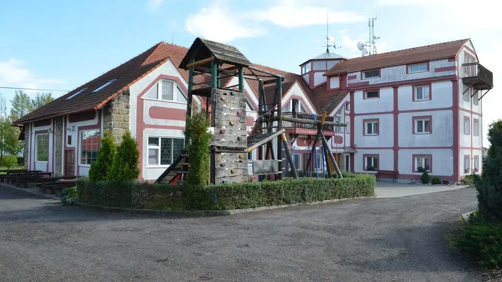 Hotel Famozclub – hotel, Bakov nad Jizerou