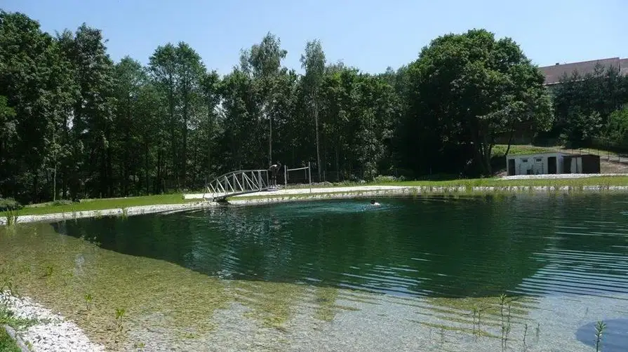 Biotop v Jincích – koupání, Jince