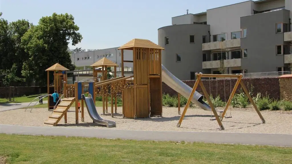 Dětské hřiště před zámkem v Oslavanech – dětská hřiště a herny, Oslavany