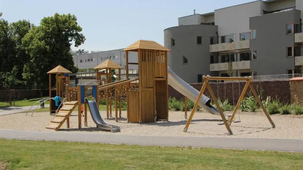 Dětské hřiště před zámkem v Oslavanech – dětská hřiště a herny, Oslavany