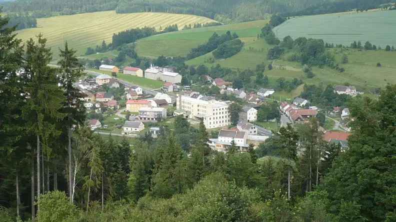 Dobře ukrytá rozhledna Járy Cimrmana a lanový park pod rozhlednou – rozhledny, Březová nad Svitavou