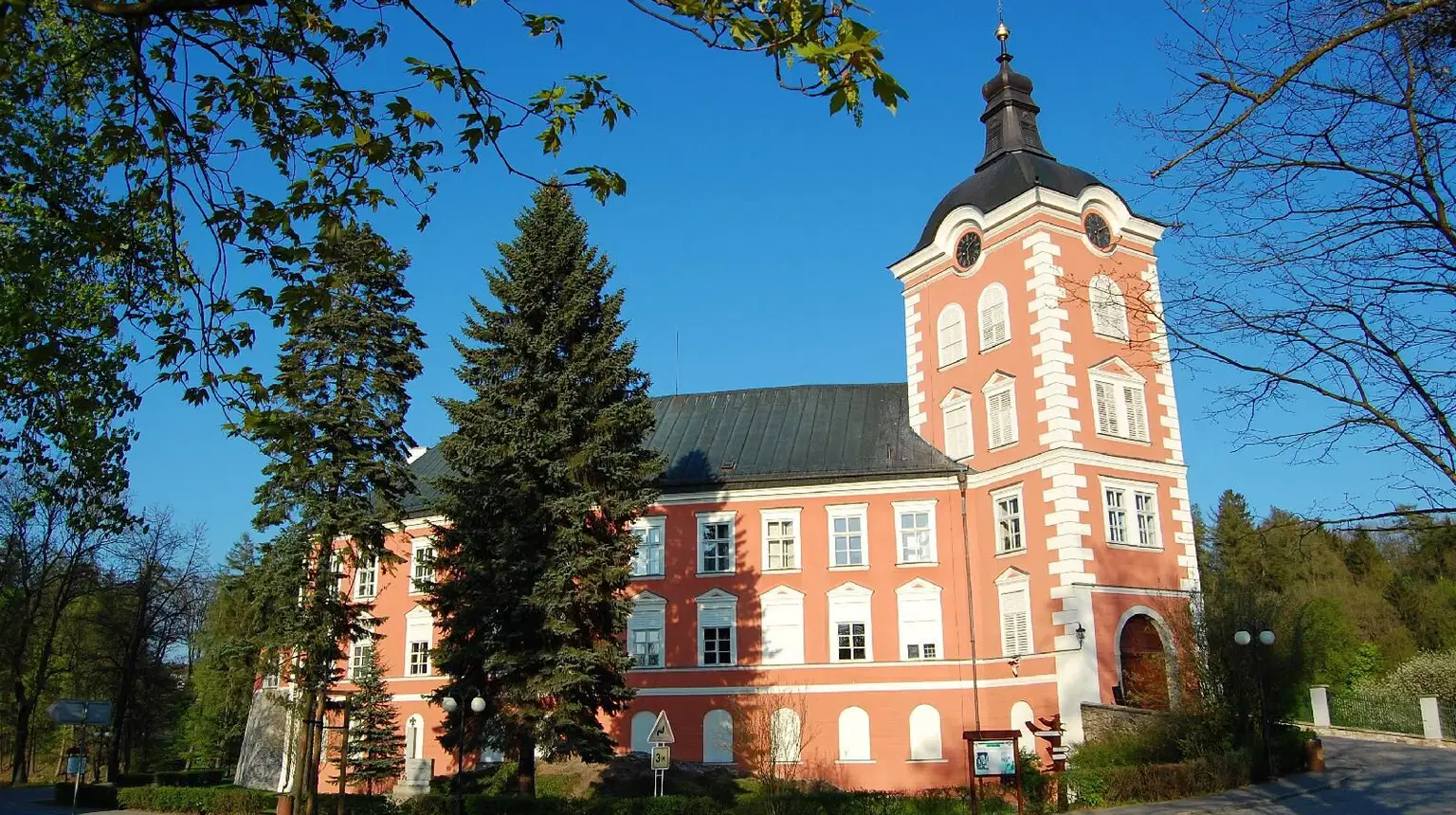 Zámek Kamenice nad Lipou – hrady, zámky, zříceniny, Kamenice nad Lipou