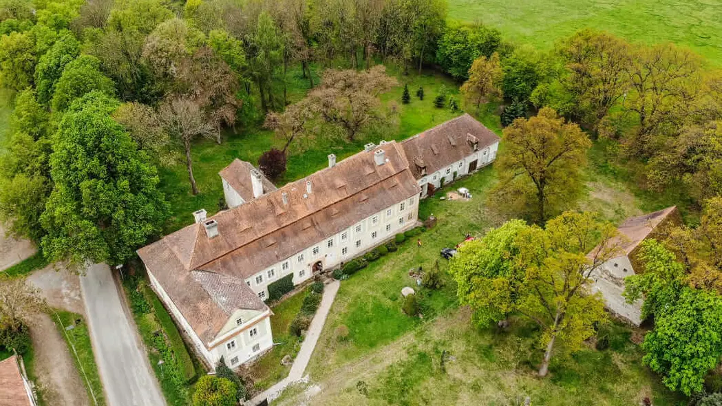 Zámek Luhov – hrady, zámky, zříceniny, Líšťany
