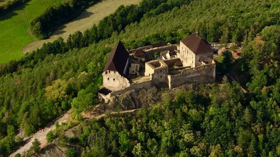 Hrad Točník – hrady, zámky, zříceniny, Zdice