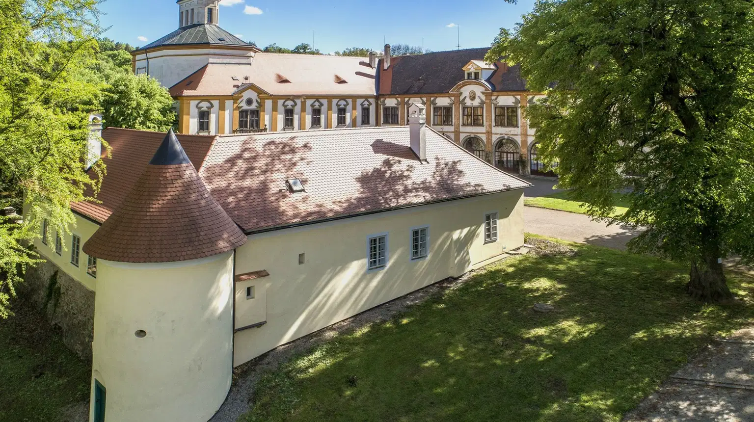 Zámek Choltice – hrady, zámky, zříceniny, Choltice