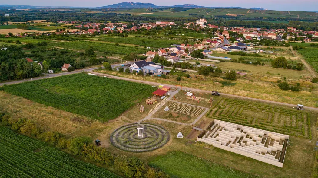 Svět bludišť Drnholec – zážitkové areály, Drnholec