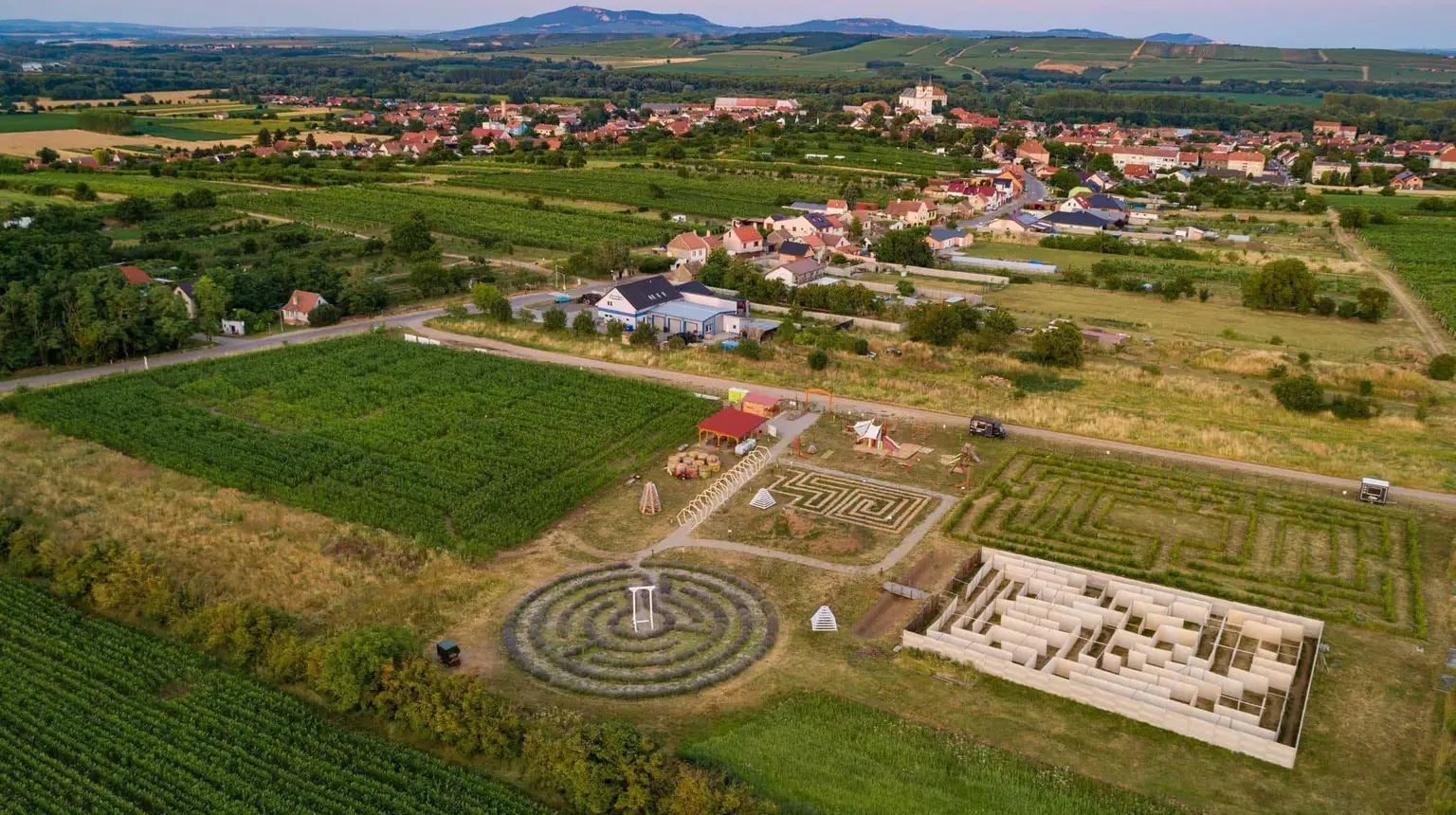 Svět bludišť Drnholec – zážitkové areály, Drnholec
