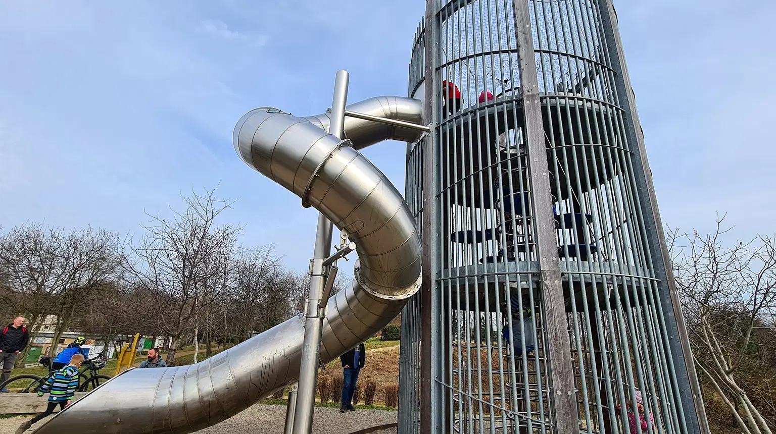 Rozhledna s tobogánem a dětské hřiště v lesoparku Řepy – dětská hřiště a herny, Praha