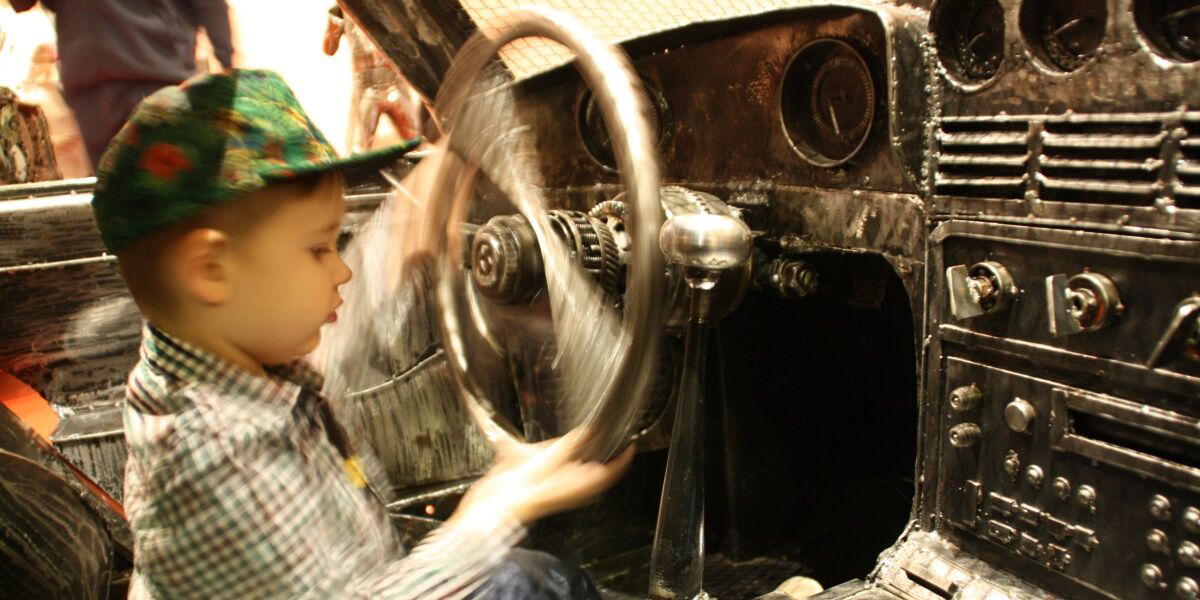 Galerie ocelových figurín | Za volantem