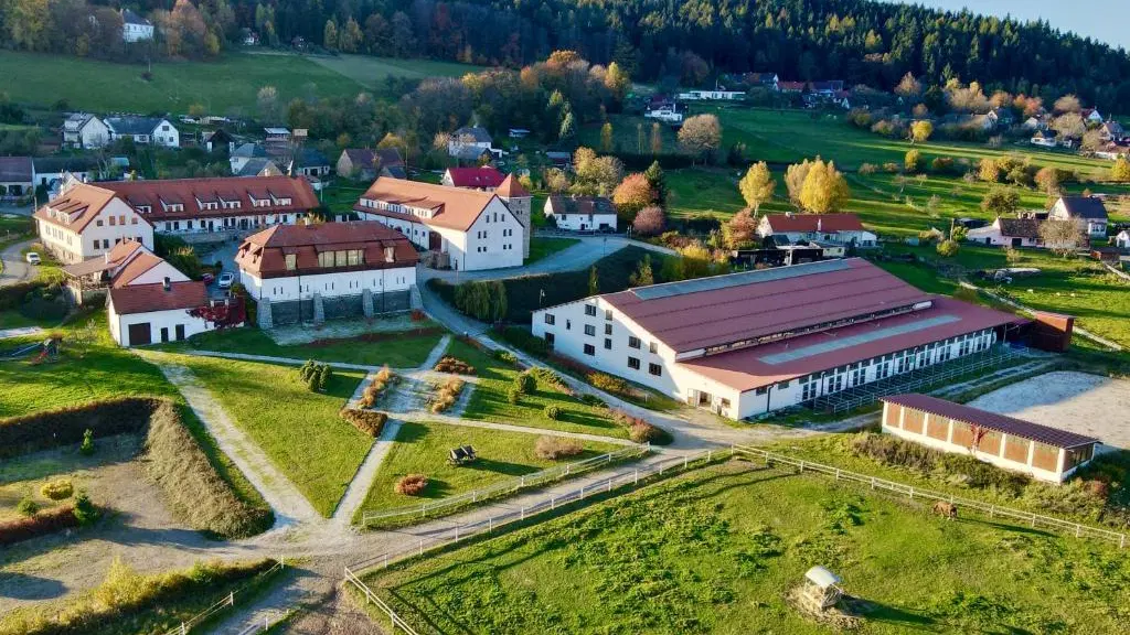 Hotelový a jezdecký areál Dvůr Krutěnice – hotel, Kolinec