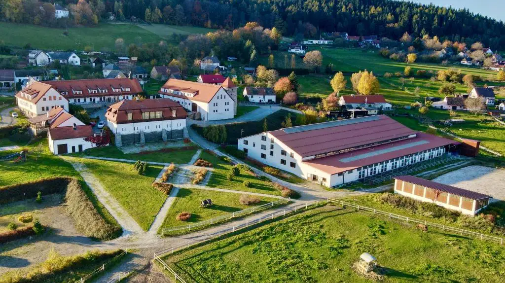 Hotelový a jezdecký areál Dvůr Krutěnice – hotel, Kolinec
