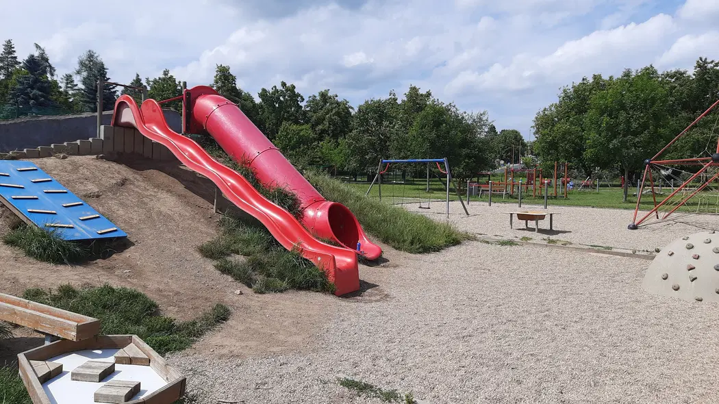 Hřiště Okružní vedle kuličkové dráhy a dopravního hřiště – dětská hřiště a herny, Zruč nad Sázavou