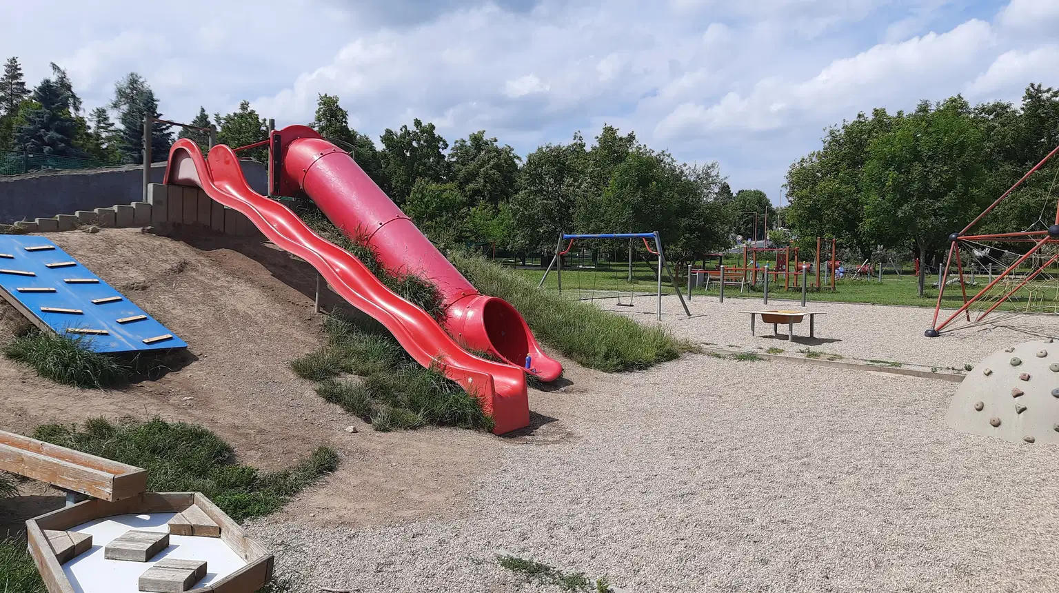 Hřiště Okružní vedle kuličkové dráhy a dopravního hřiště – dětská hřiště a herny, Zruč nad Sázavou