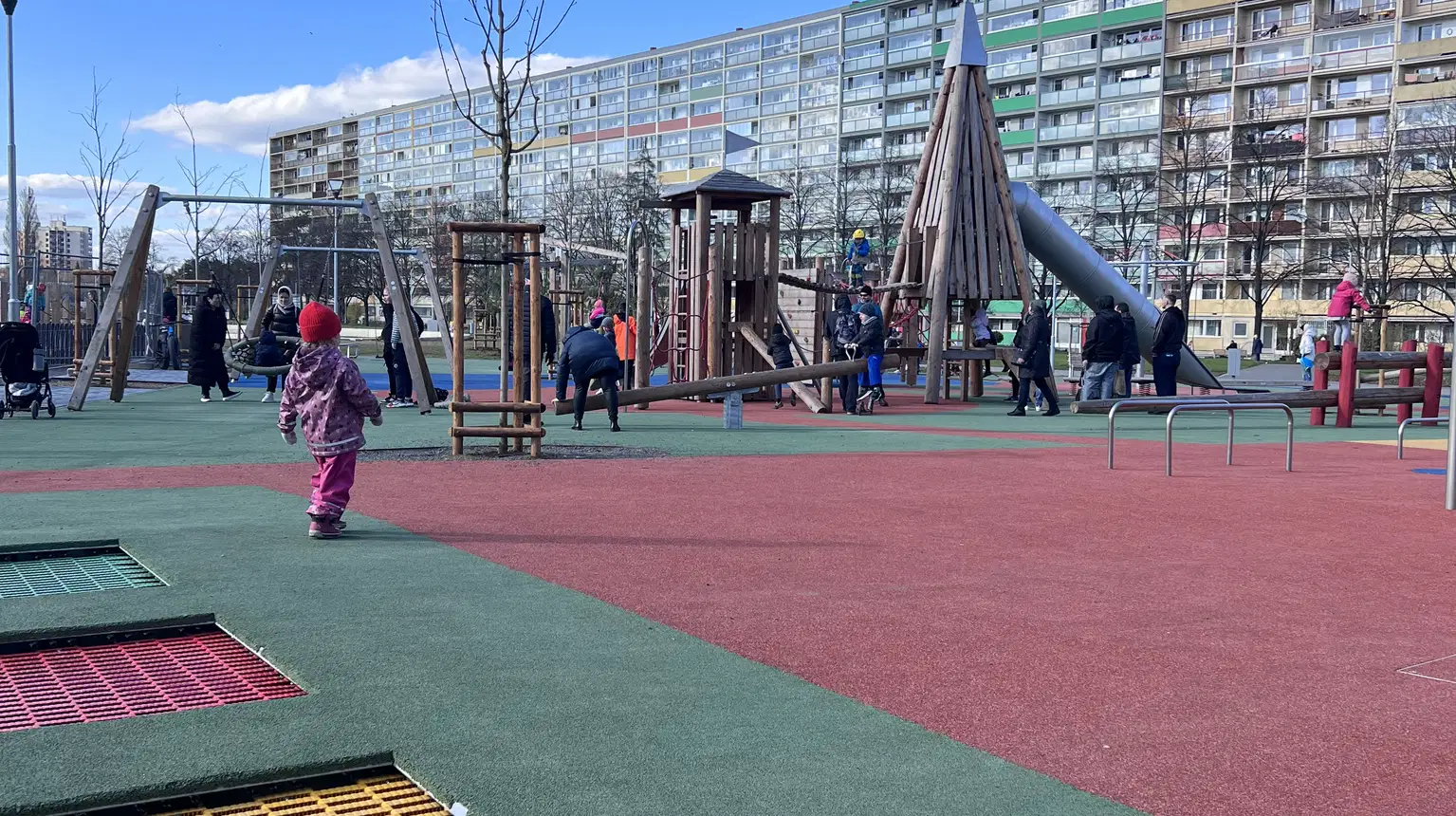 Dětské hřiště u stanice metra Střížkov – dětská hřiště a herny, Praha
