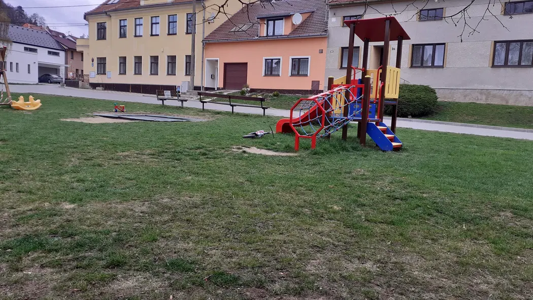 Hřiště u obecního úřadu – dětská hřiště a herny, Luleč