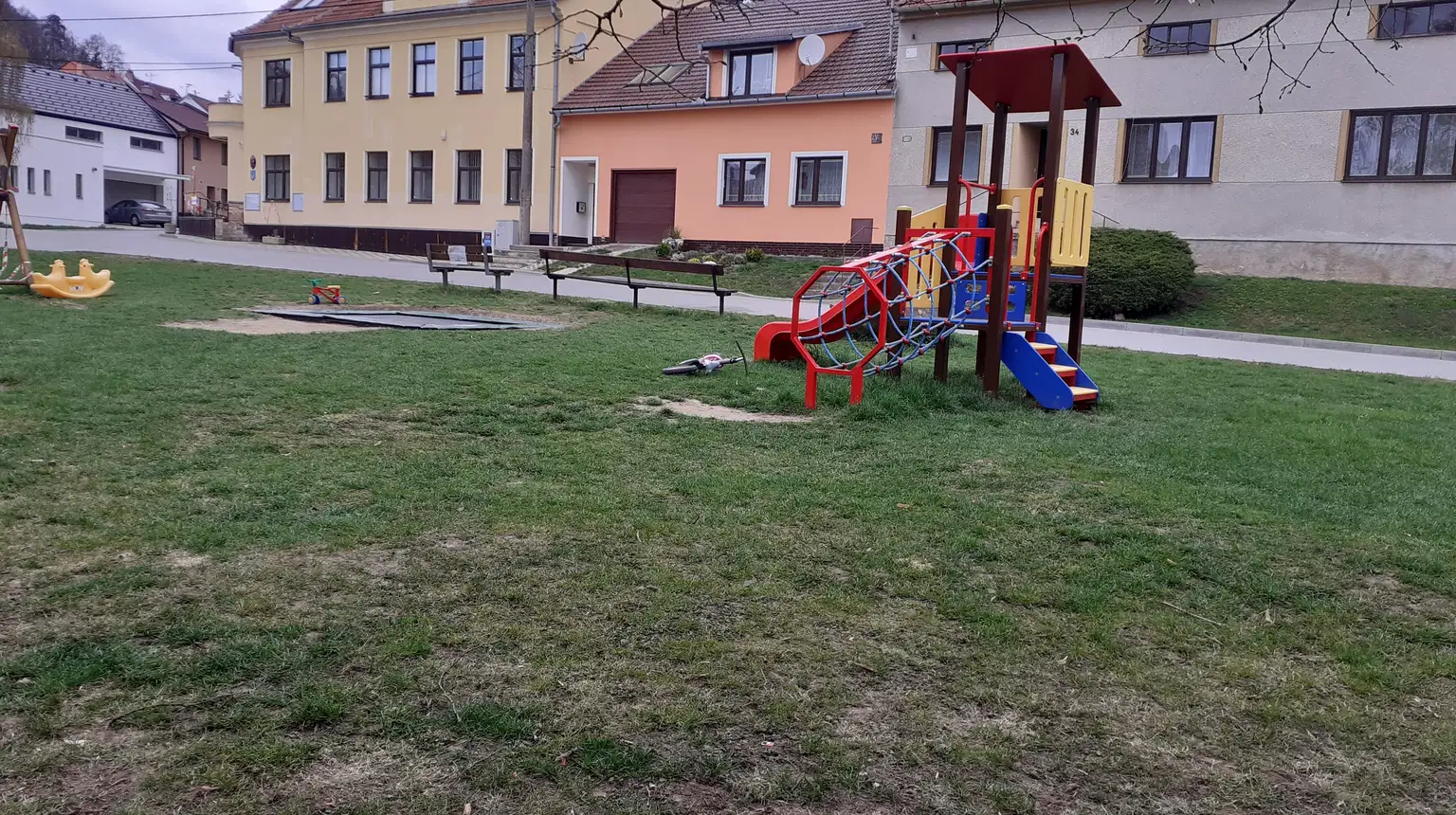 Hřiště u obecního úřadu – dětská hřiště a herny, Luleč