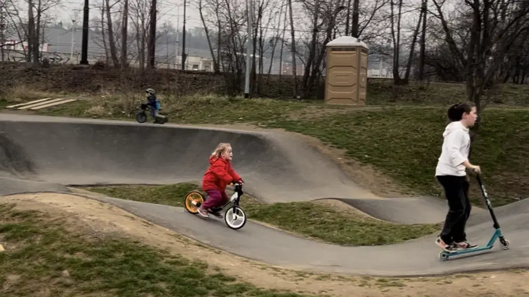 Pumptrack Hloubětín – dětská hřiště a herny, Praha