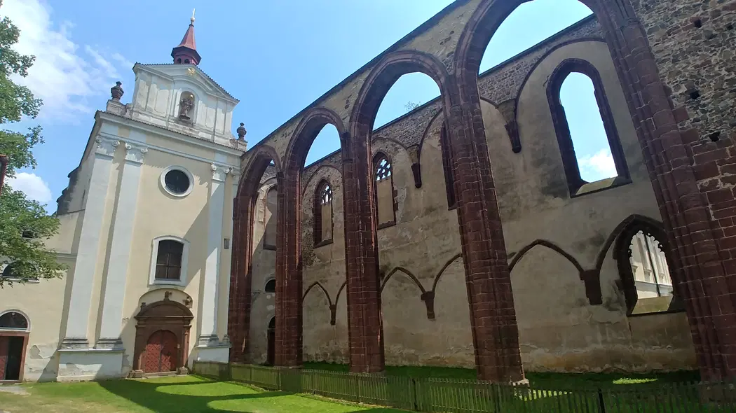 Sázavský klášter – hrady, zámky, zříceniny, Sázava