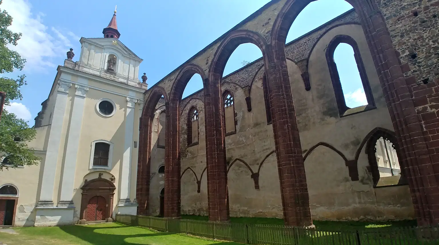 Sázavský klášter – hrady, zámky, zříceniny, Sázava