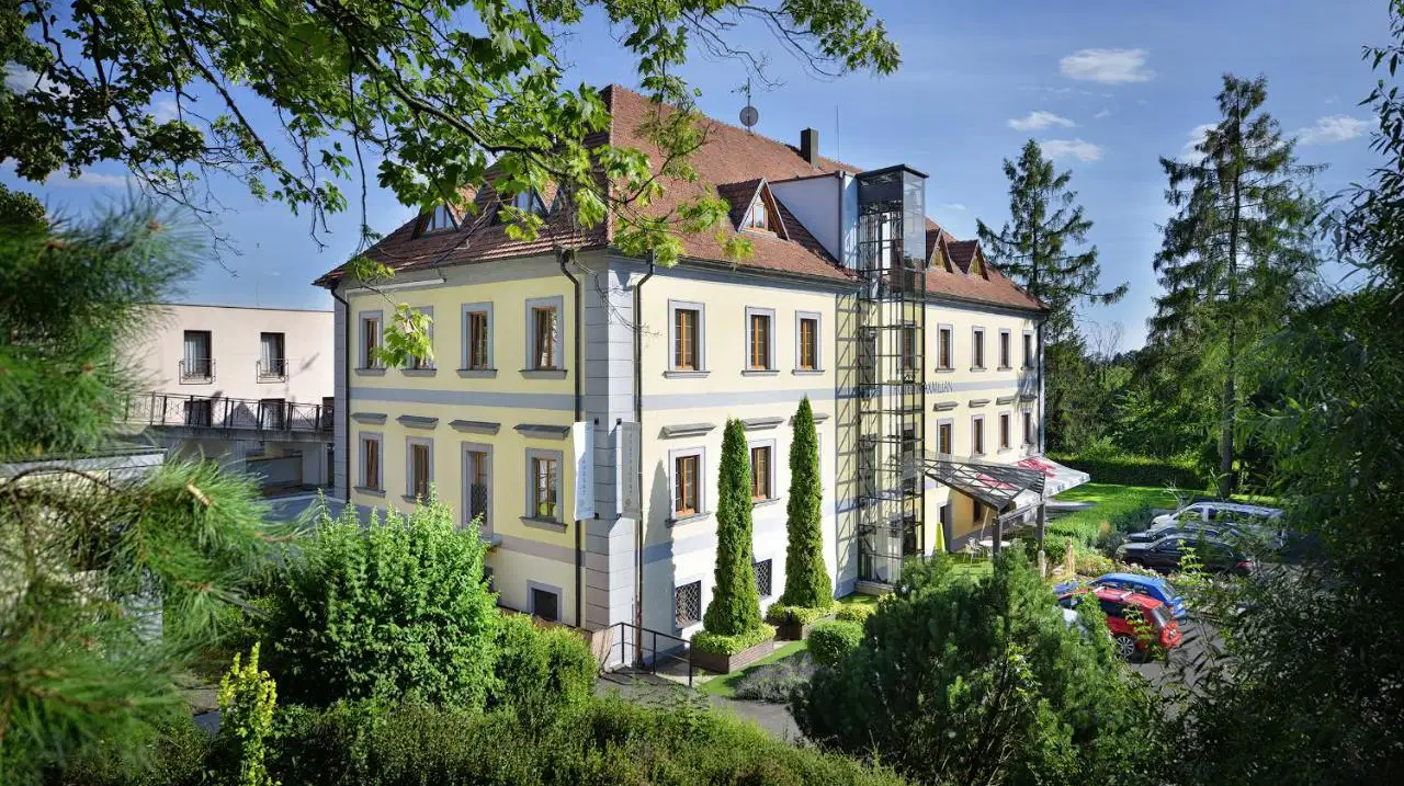 Maxmilian Lifestyle Resort – resort, Loučeň
