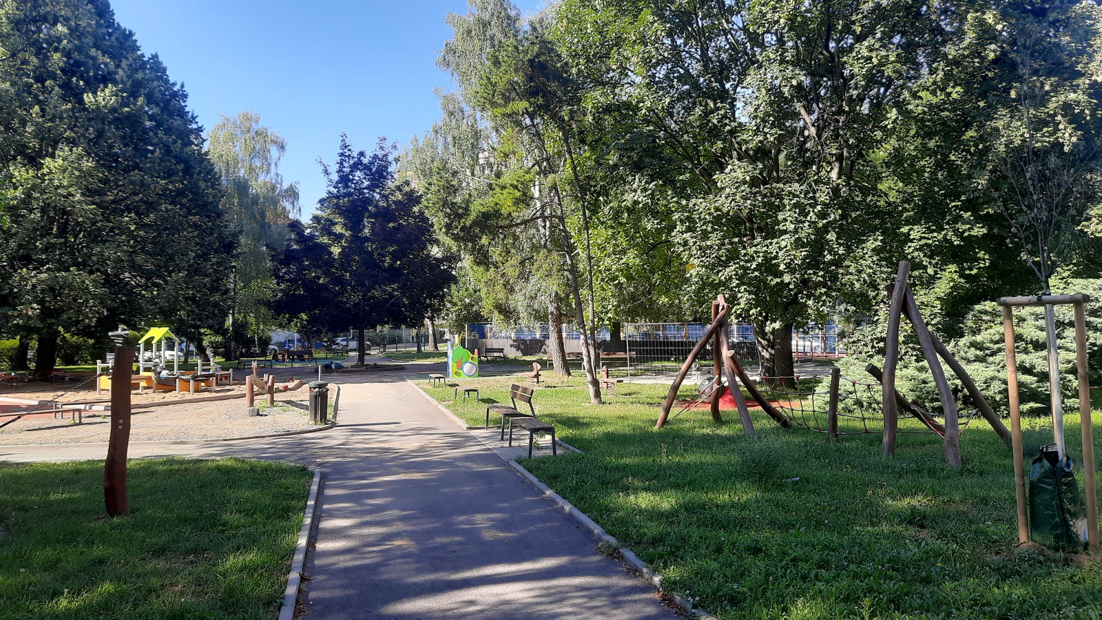 Hřiště Hlaváčkova – dětská hřiště a herny, Brno – fotka 2