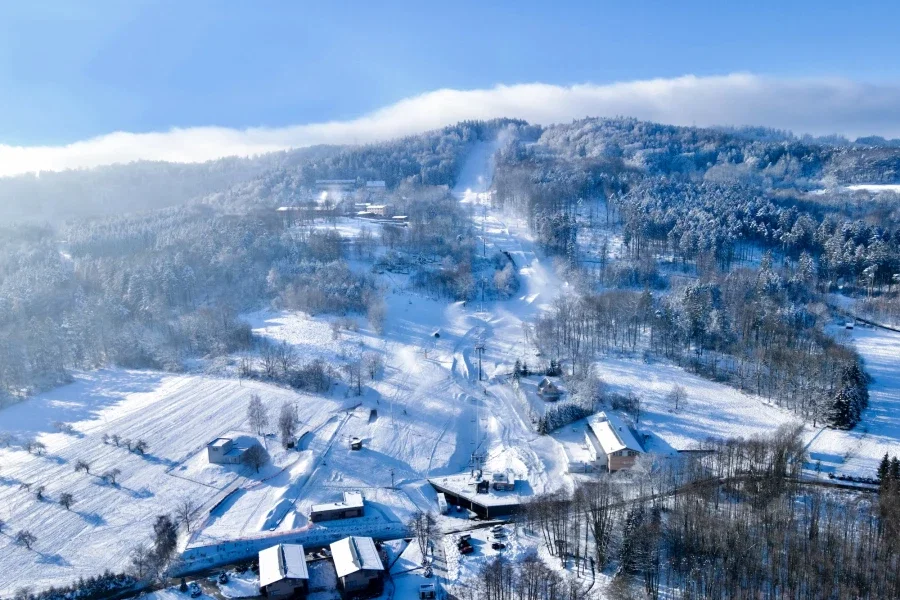 Nahoru Resort Monínec – lyžařské areály, Sedlec-Prčice
